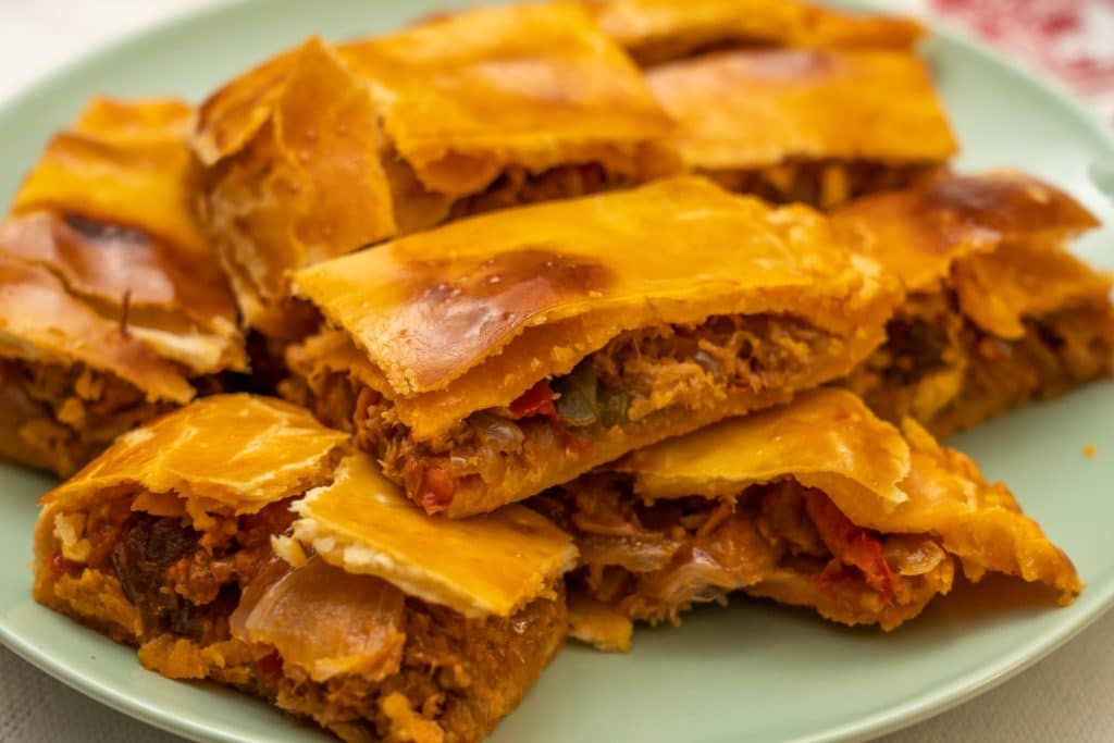 Sfogliata tonno e cipolle scaled.jpeg