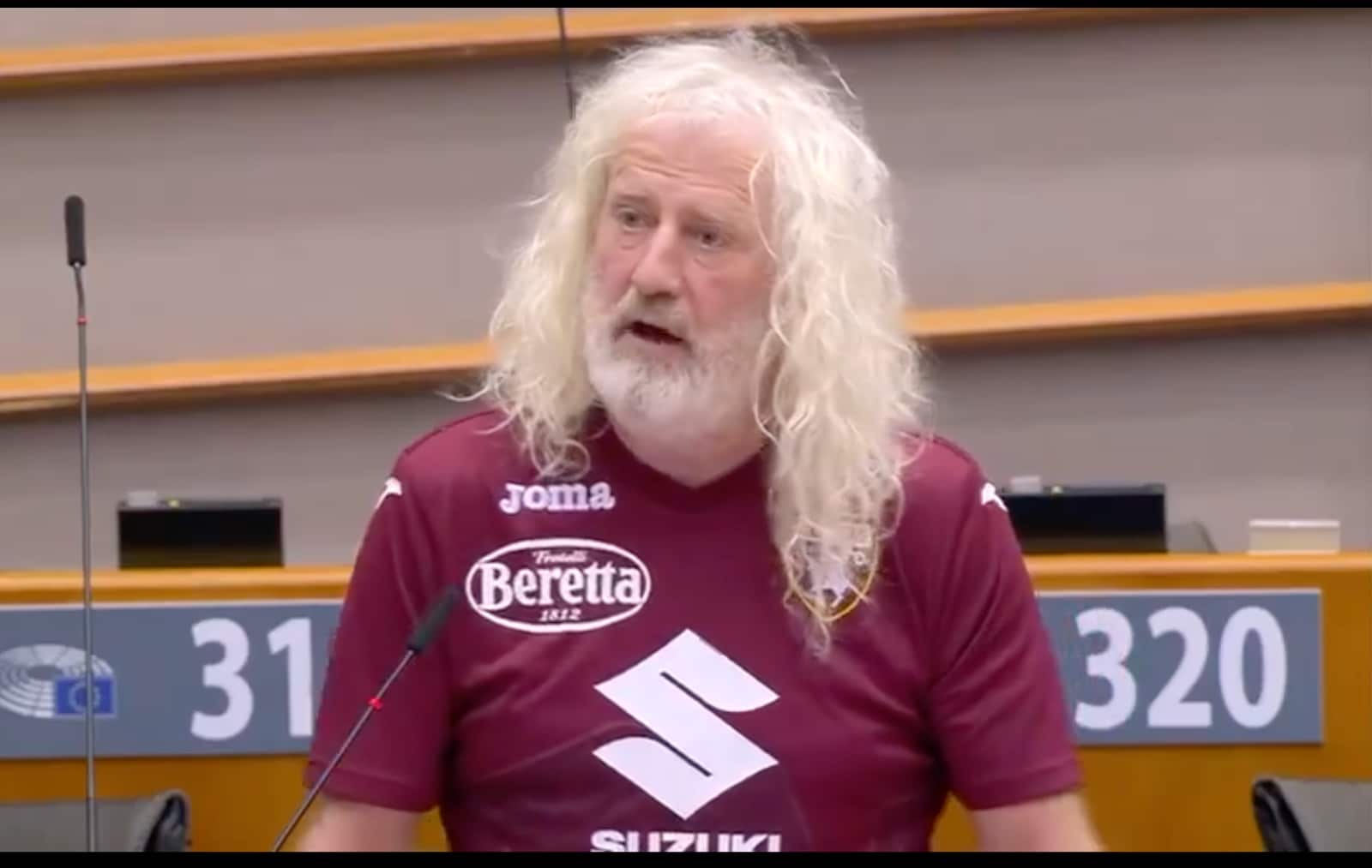 «Juve m***a, forza Toro!». Chi è Mick Wallace, l’eurodeputato irlandese che in Aula si trasforma in ultrà granata – Il video 1 Wallace Toro.jpeg