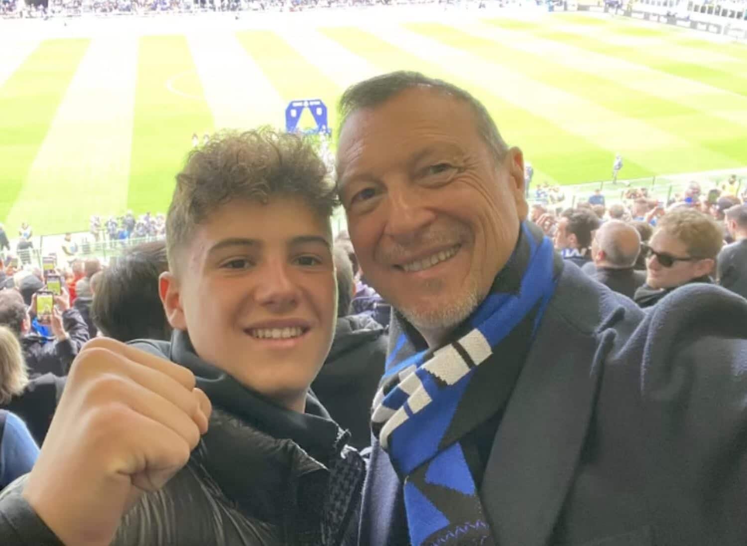 Amadeus e la «risposta» a Lucio Presta da San Siro, la foto col figlio e la scelta del brano di Venditti – Il video 1 amadeus figlio san siro.jpg