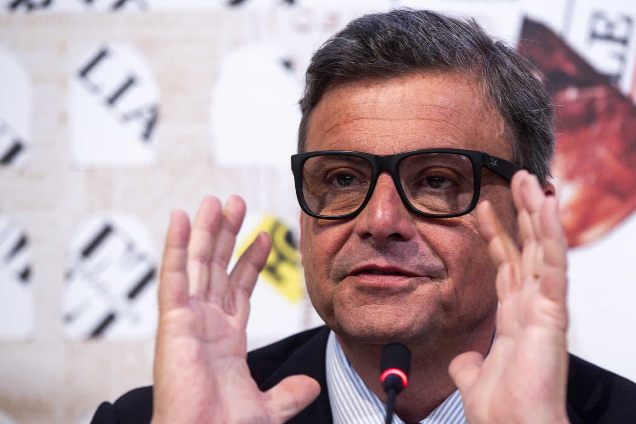 Europee, Calenda all’apertura della campagna elettorale per la lista “Siamo Europei”: «Il fascismo è Putin e chi vuole impedire ad un ebreo di parlare». E arriva l’endorsement di Cottarelli 1 calenda scaled.jpeg