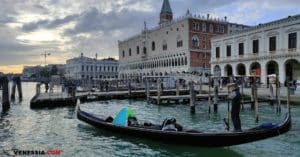 dormire gondola venezia pesce daprile.jpg