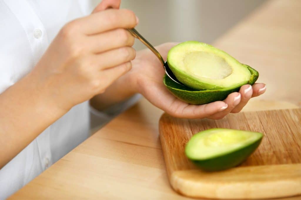 mangiare avocado.jpg