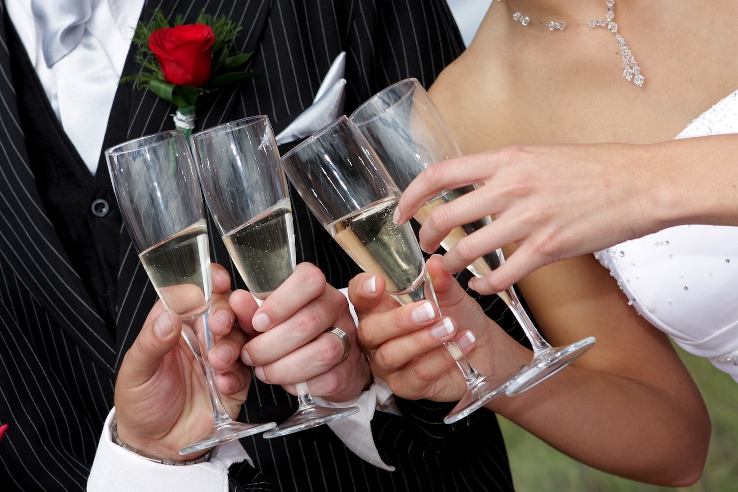 «Basta con il vino? Ti taglio la testa…», le minacce dello sposo «ubriaco» dopo taglio della torta: la festa di nozze finisce in tribunale 1 matrimonio brindisi.jpeg