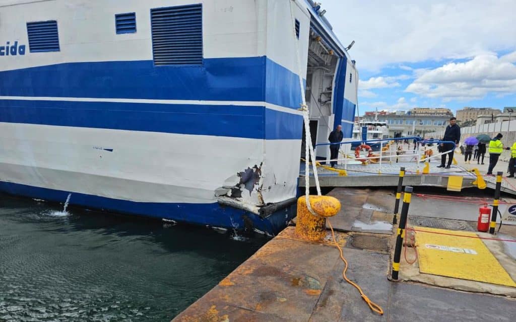 napoli incidente banchina molo beverello.jpg