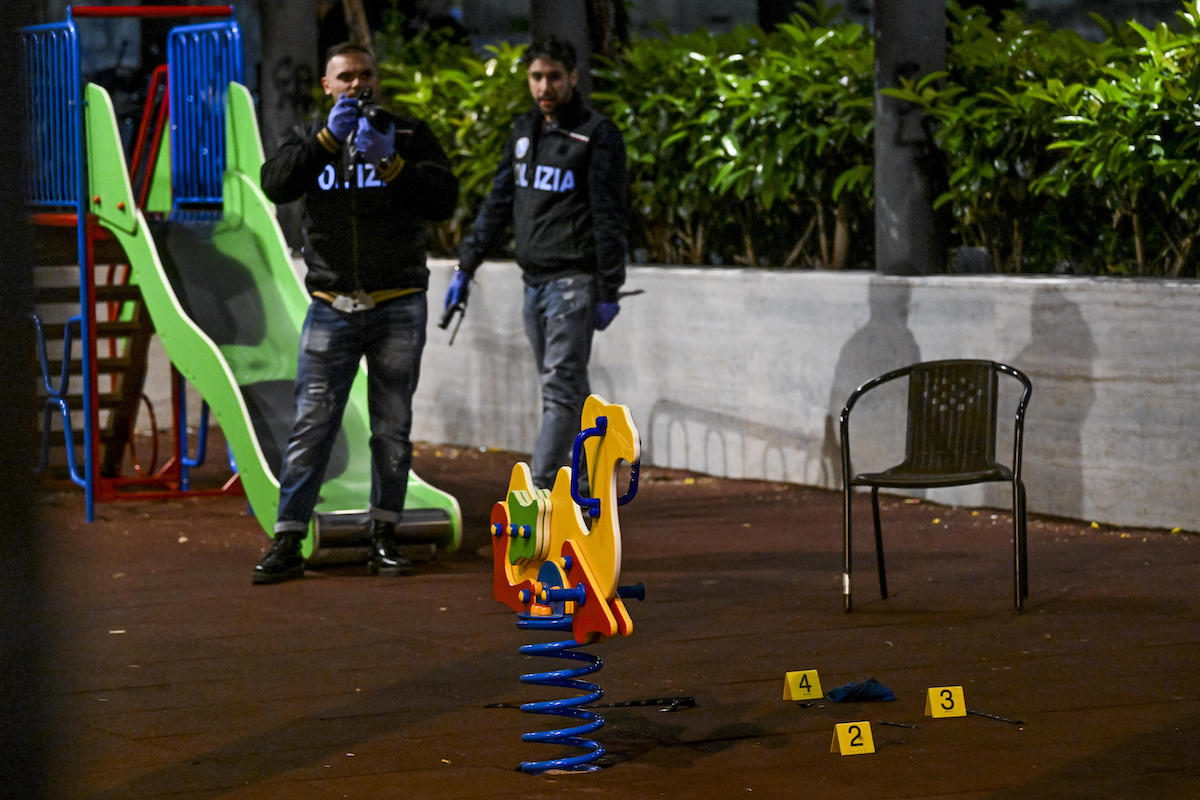 Napoli, spari al parco giochi affollato di mamme e bambini: ferita una donna. Il prefetto: «Episodio gravissimo» 1 napoli spari parco giochi.jpg
