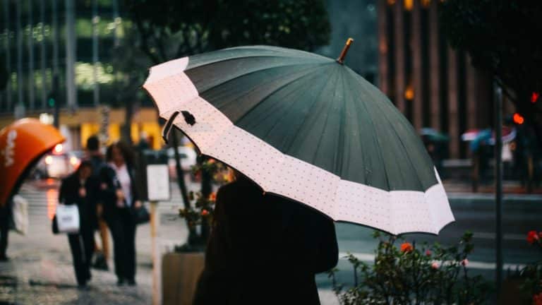 ombrello maltempo pioggia generica.jpeg