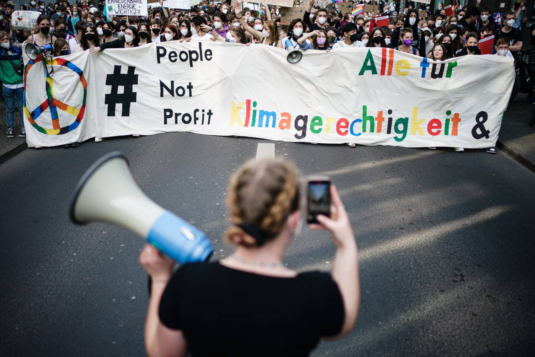 Le sfide dei movimenti giovanili in Europa, il politologo Mény: «Spesso poco strutturati, ma hanno sostituito i partiti» – L’intervista 1 proteste clima scaled.jpeg