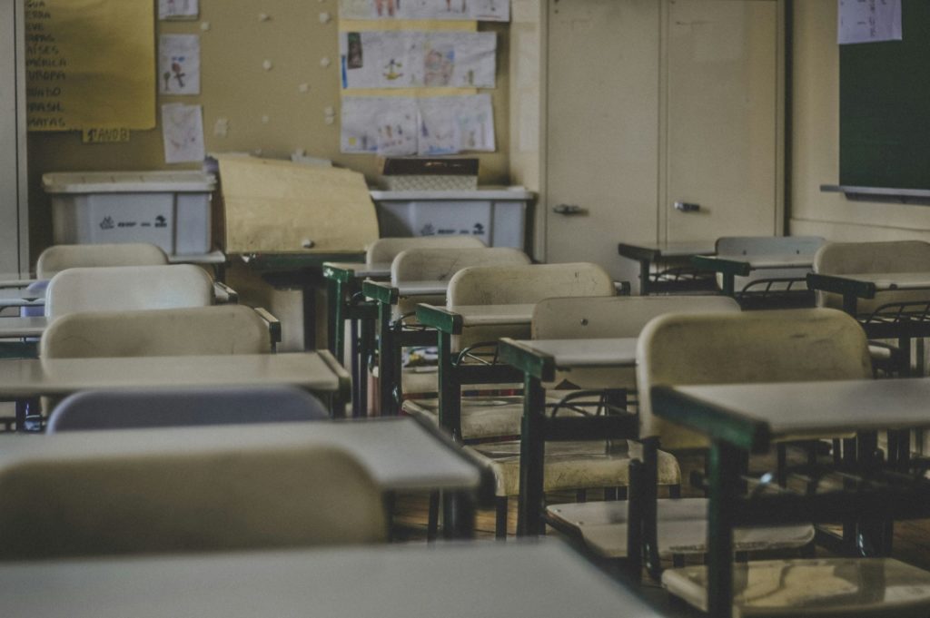 scuola banchi.jpg