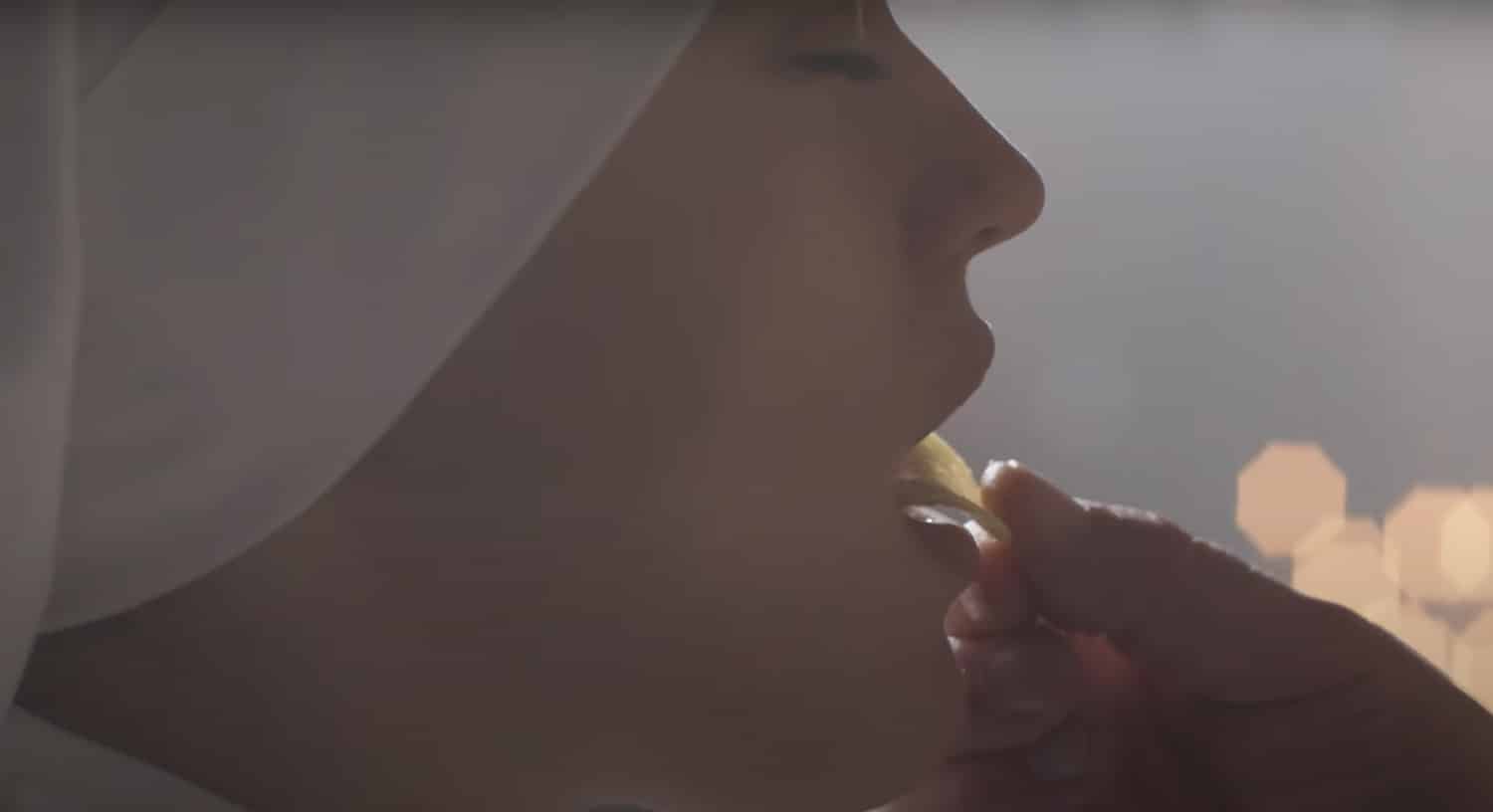 Amica Chips risponde alle accuse di spot blasfemo: «Non volevamo deridere il senso dell’eucarestia» 1 spot amica chips suore.jpg