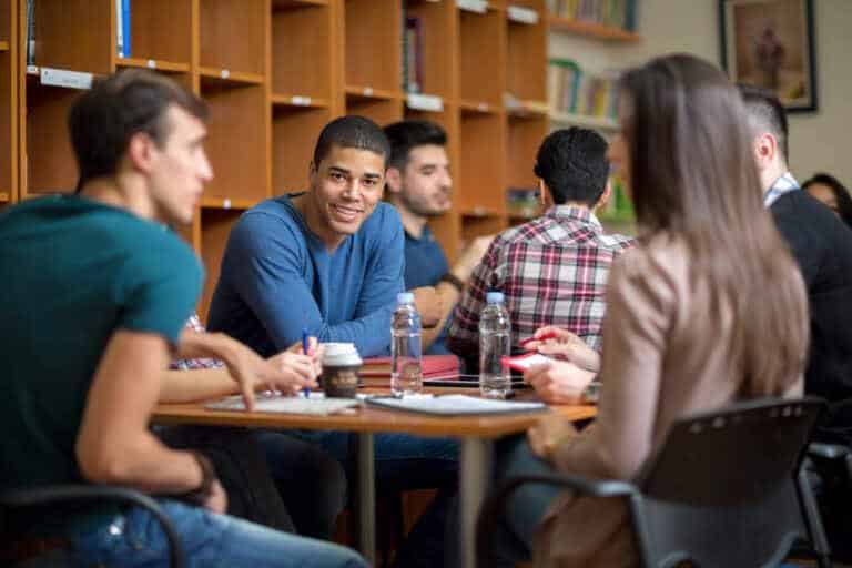 studenti college 768x512.jpg