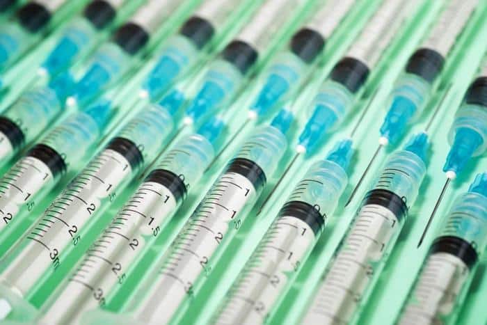 Vaccino Universale: Una Svolta nella Vaccinologia Contro le Malattie Infettive 1 syringes m.jpg