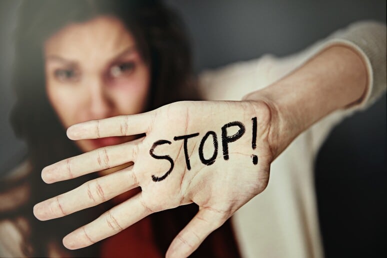 Lividi, sangue, graffi, tumefazione: i 200 selfie che raccontano la violenza di un medico sulla compagna 1 violenza sulle donne napoli.jpg