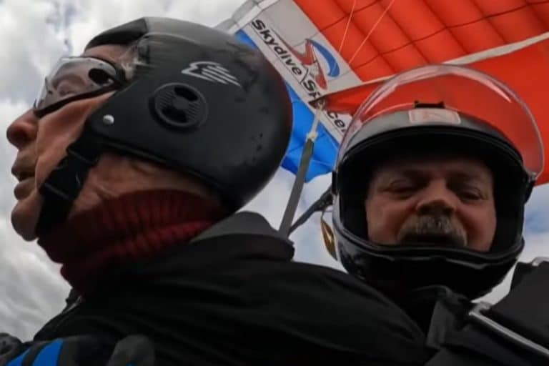 A 106 anni questo nonnino ha battuto il record come la persona più anziana al mondo a lanciarsi con il paracadute in tandem 8 106 anni paracadute.jpg