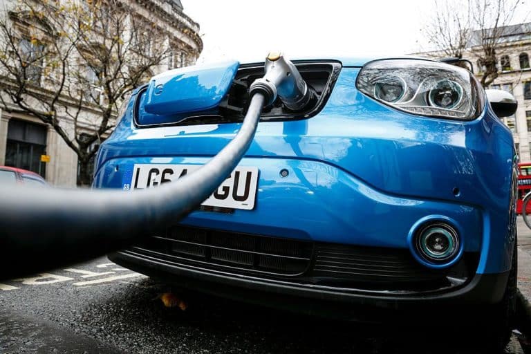 Auto elettrica in ricarica.jpg