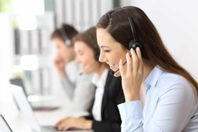 Donna risponde al Call center per il servizio clienti e1716368469688.jpg