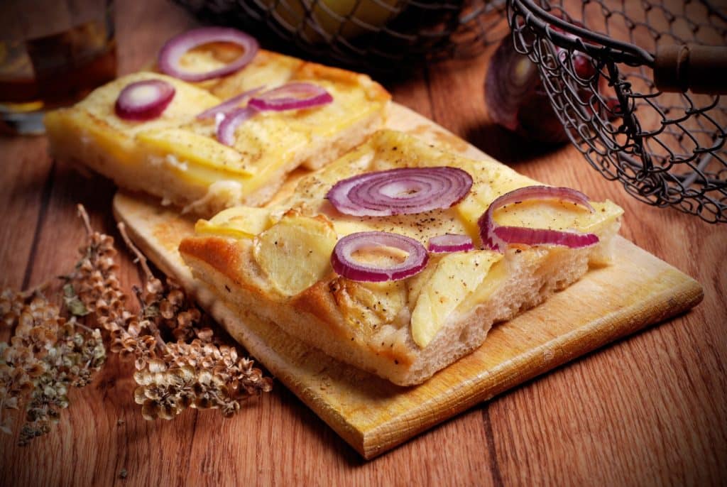 Focaccia cipolla e patate scaled.jpg