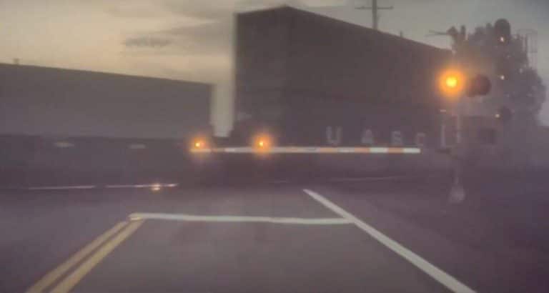 Tesla Autopilot: meno incidenti nel 2024, ma va KO con la nebbia 4 Incidente Tesla Con autopilot al passaggio a livello ferroviario 1024x546.jpg