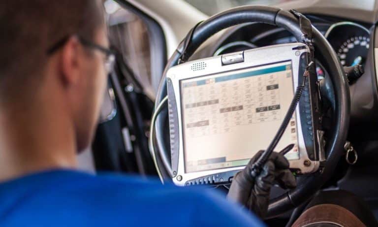 Meccatronico effettua diagnosi OBD su auto 1024x615.jpg