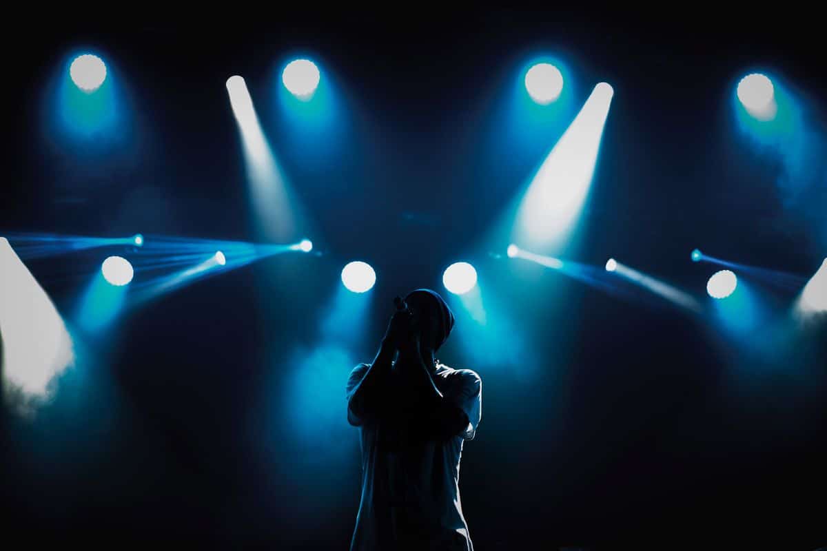 SH cantante luci buio.jpg