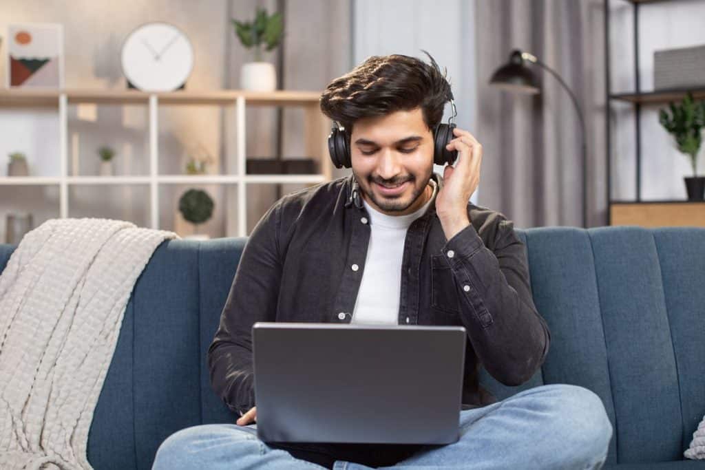 SH smartworking uomo pc musica.jpg