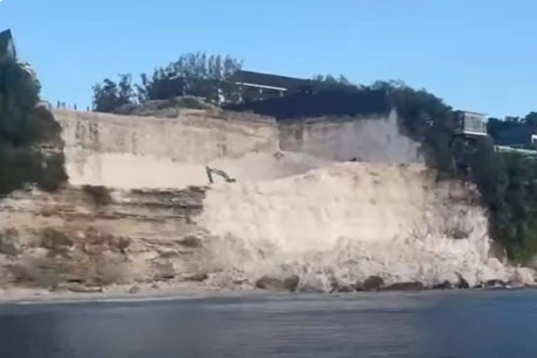 Le drammatiche immagini del crollo di una splendida scogliera a Bali (per far spazio ad un residence di lusso) 9 Scogliere hotel.jpg