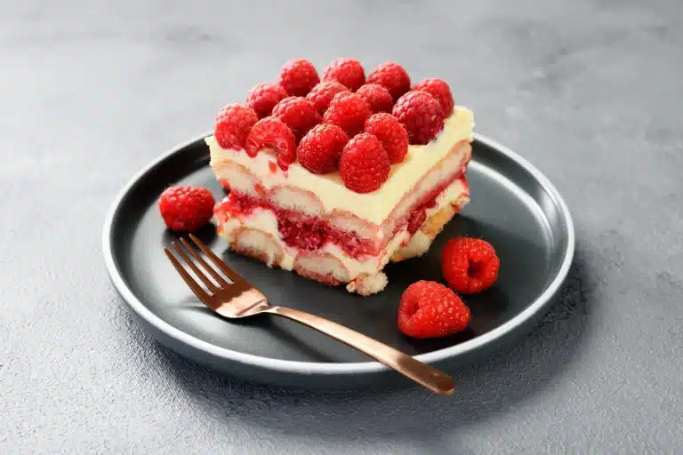 Tiramisu ai lamponi scaled.jpg.webp