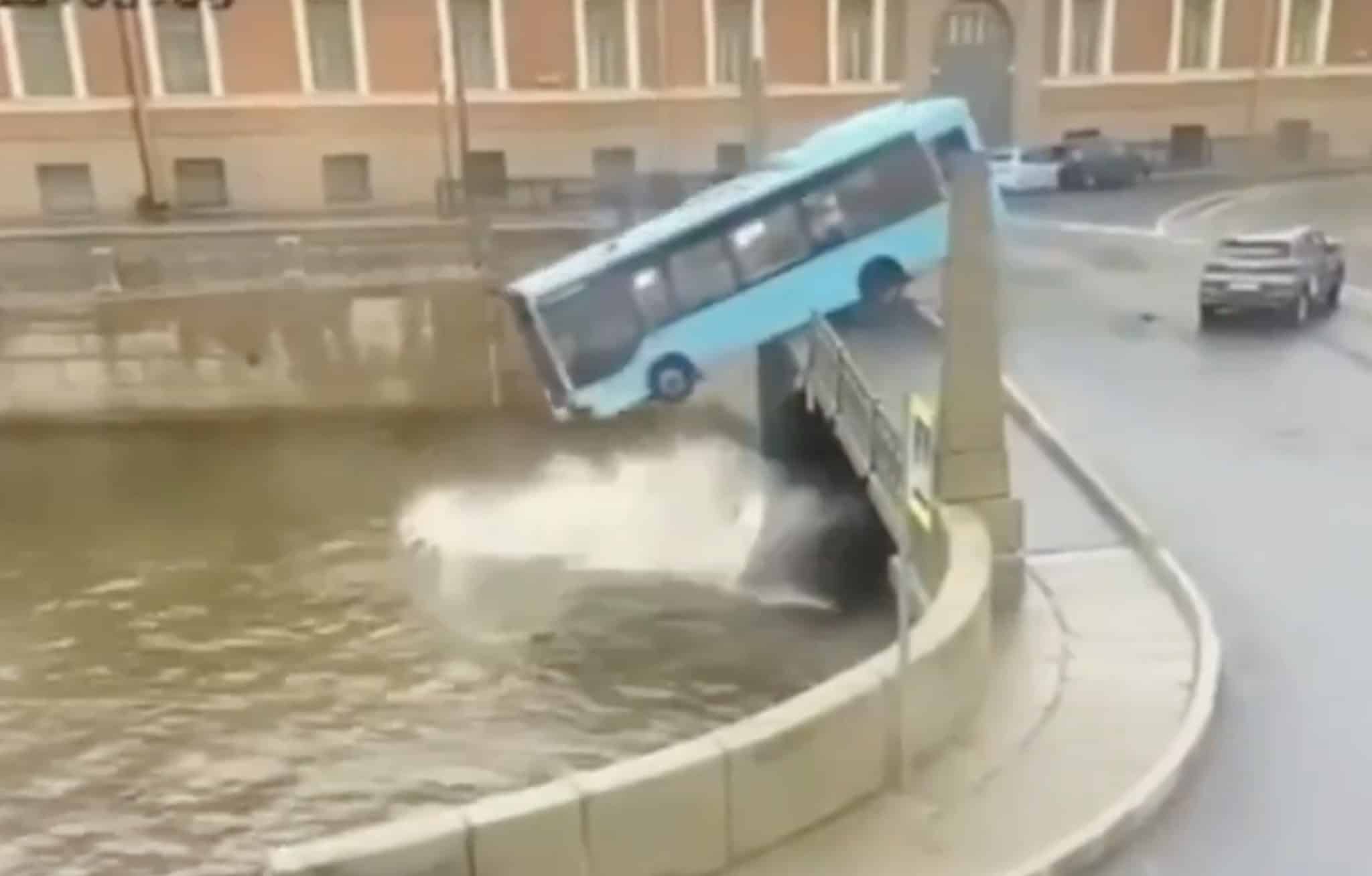 autobus san pietroburgo.jpg