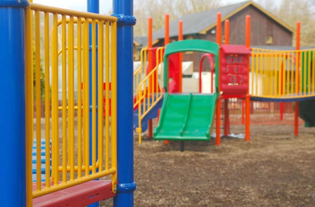 bambini parco giochi.jpg