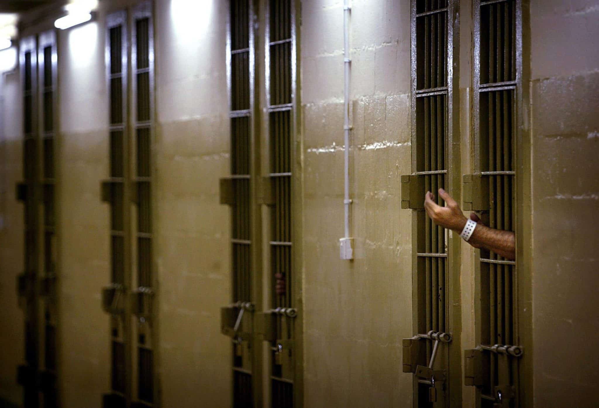 Benevento, rivolta in carcere dei detenuti. Due agenti in ospedale. «Altri tenuti in ostaggio» 1 benevento rivolta carcere scaled.jpg