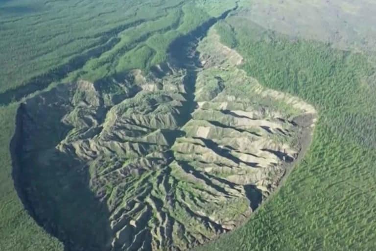 “La porta dell’inferno”, il cratere di permafrost più grande del mondo si sta espandendo rapidamente: dovremmo preoccuparci? 1 cratere permafrost.jpg