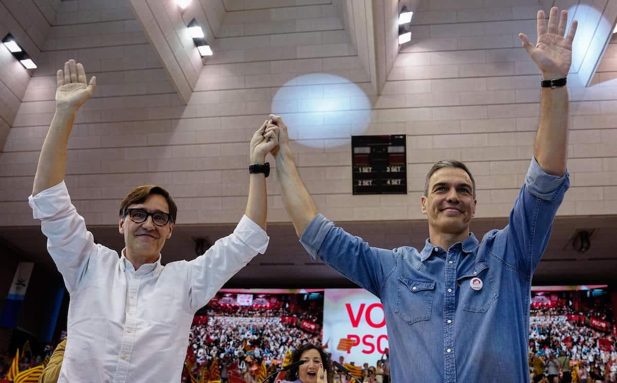 Elezioni in Catalogna, in testa il candidato sostenuto da Sanchez. Maggioranza lontana, si va verso l’accordo con gli indipendentisti 1 elezioni catalogna illa sanchez.jpg