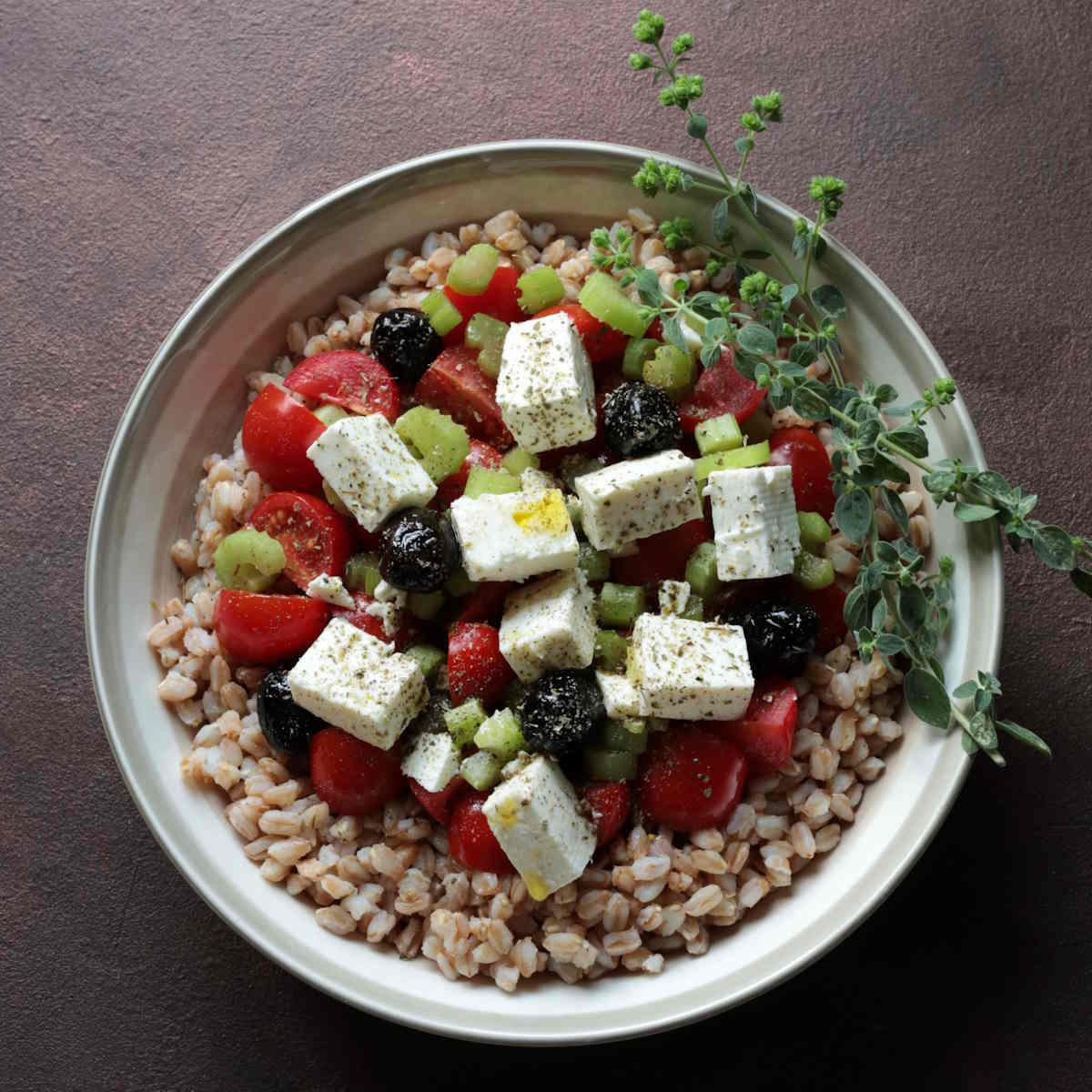 Insalate di cereali: dal farro al bulgur 15 ricette per tutti i gusti 1 insalata di farro rucola pomodorini e feta.jpg