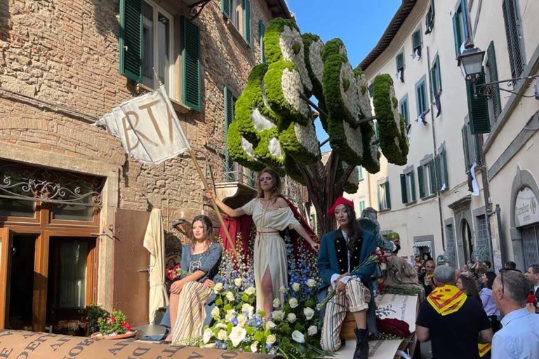 Maggiolata Lucignanese: la meravigliosa festa dei fiori di Lucignano che celebra la primavera 1 maggiolata .jpg