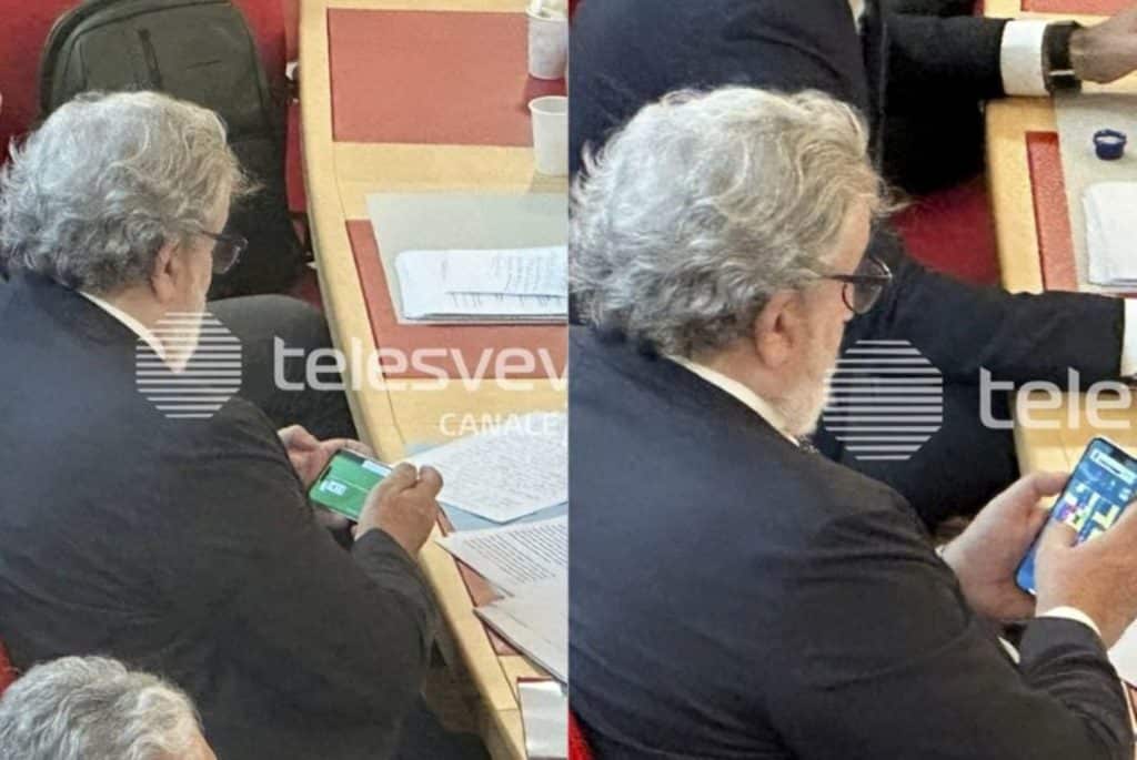 michele emiliano mozione sfiducia gioca cellulare.jpg