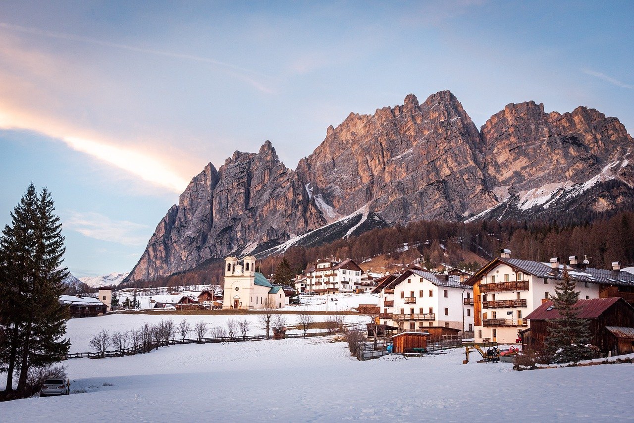 Caro affitti, l’insegnante costretto a fare 5 ore al giorno di auto per raggiungere la scuola di Cortina 1 mountain 8531778 1280.jpg
