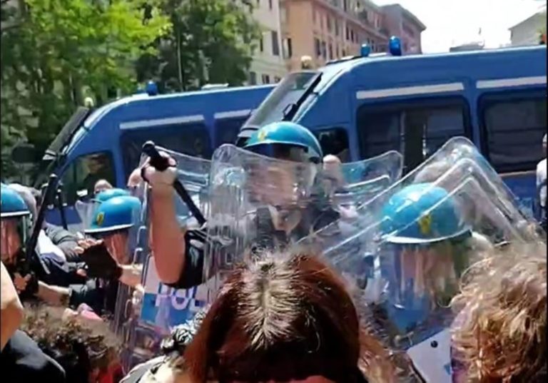 polizia scontri corteo stati generali natalita.jpg