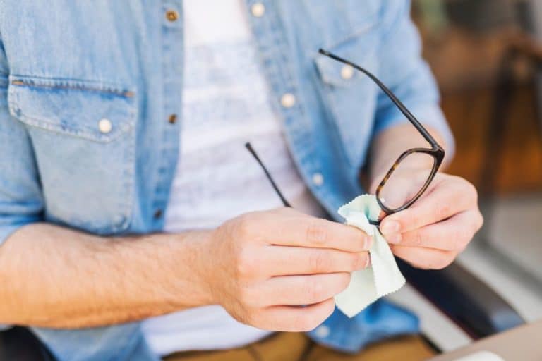 pulire gli occhiali.jpg