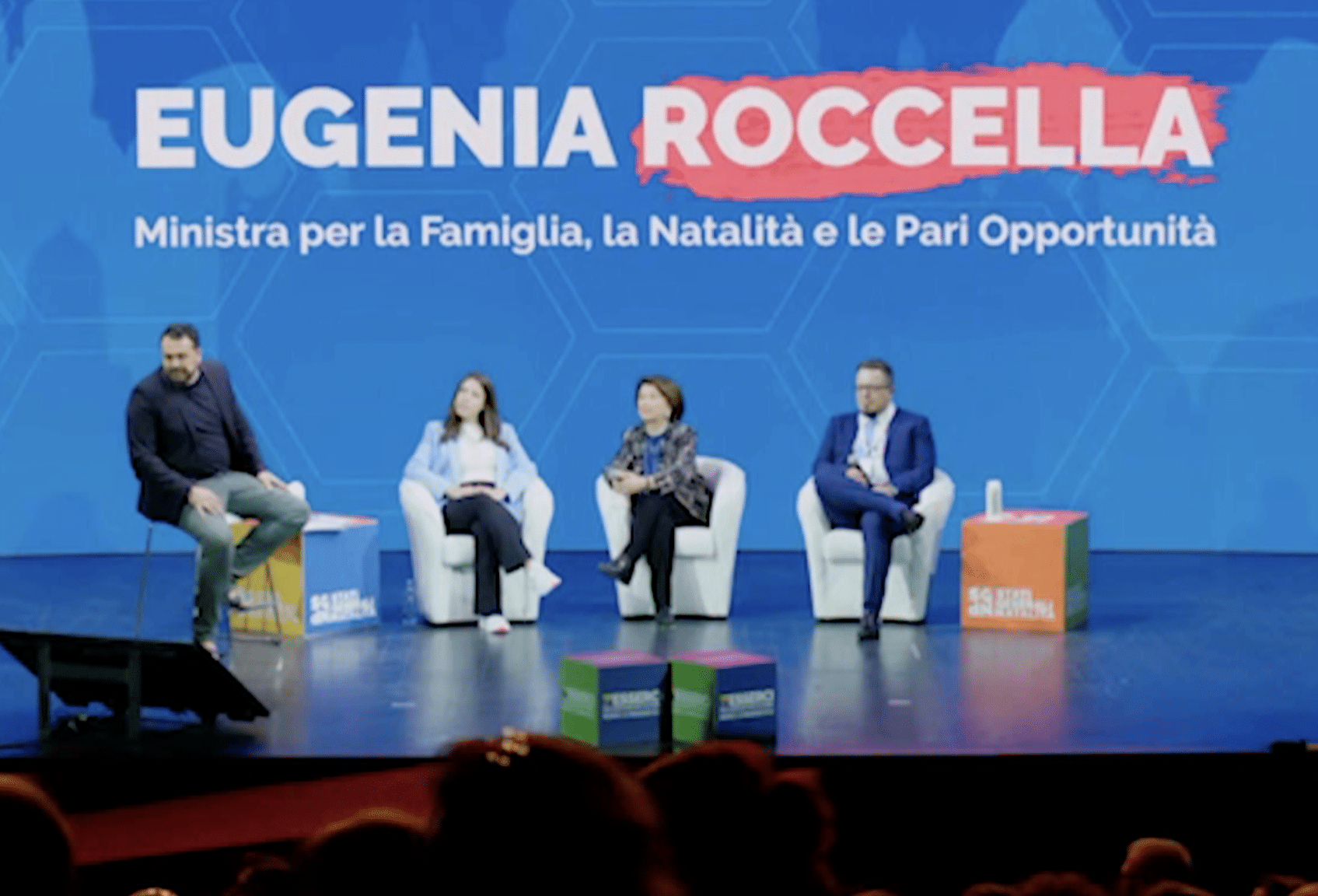 Eugenia Roccella contestata agli Stati Generali della Natalità: «Sui nostri corpi decidiamo noi». La ministra non riesce a parlare e se ne va – Il video 1 roccella contestata.png