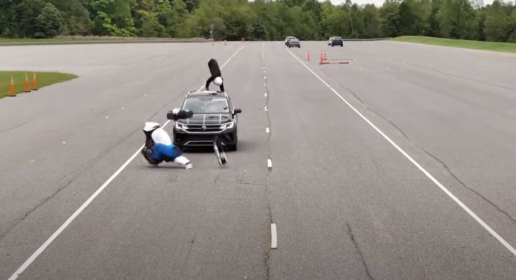 test AEB SUV IIHS 2024 e1714465199436.jpg