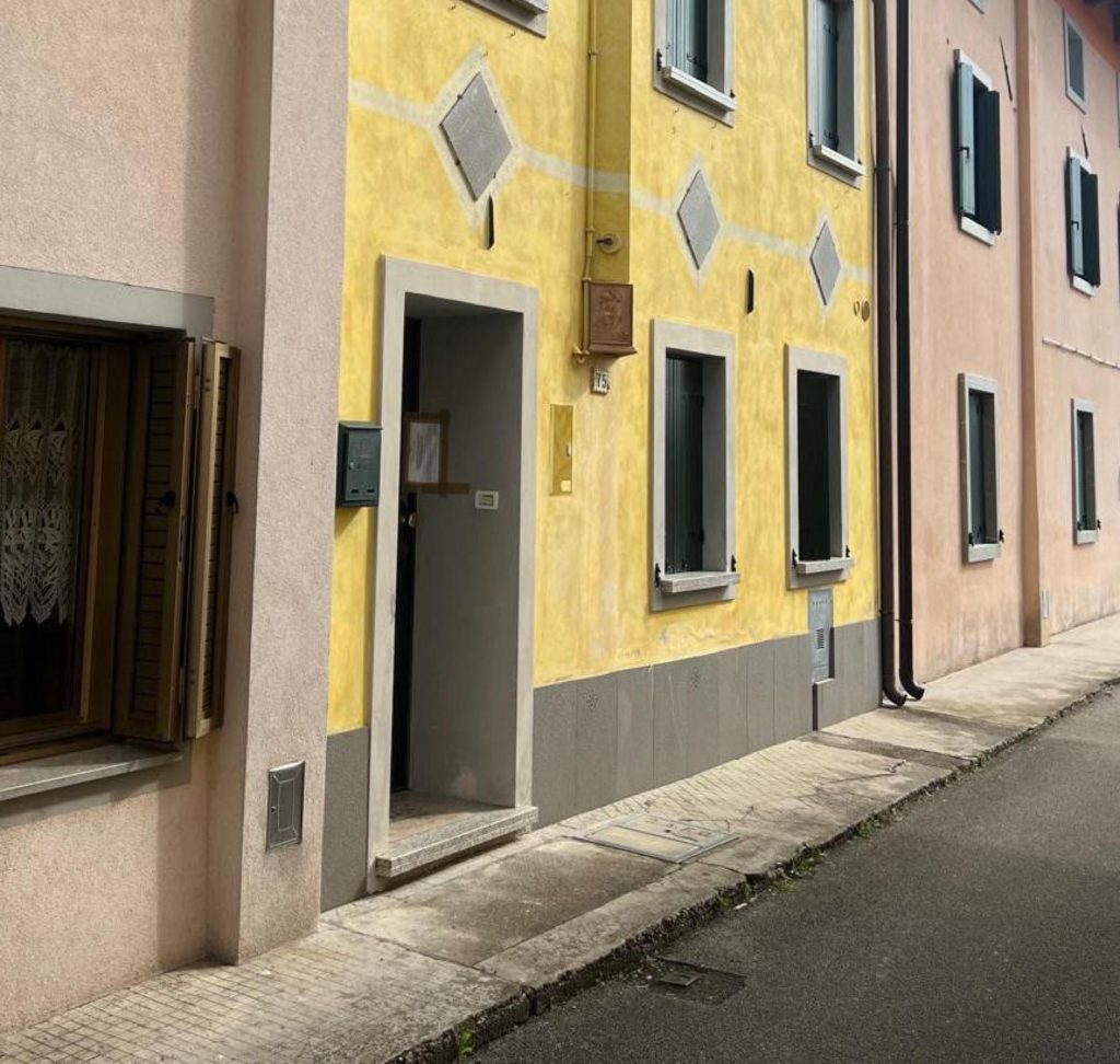 udine accoltella acido.jpg