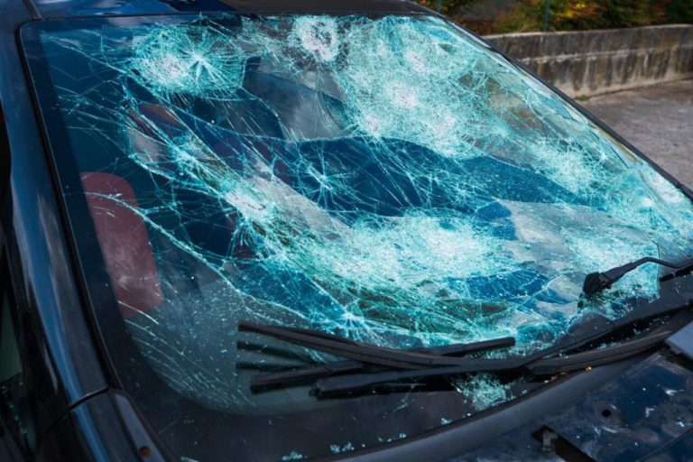 Auto con danni da grandine sulla carrozzeria e parabrezza rotto e1718624638872.jpg