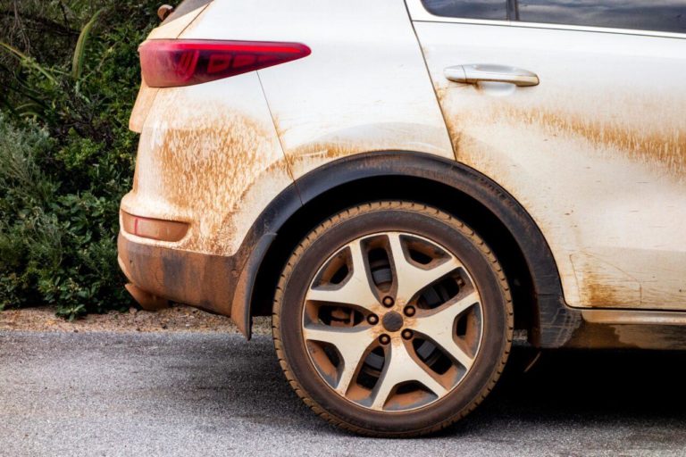 Auto coperta di sabbia dalla pioggia e1718102793332.jpg