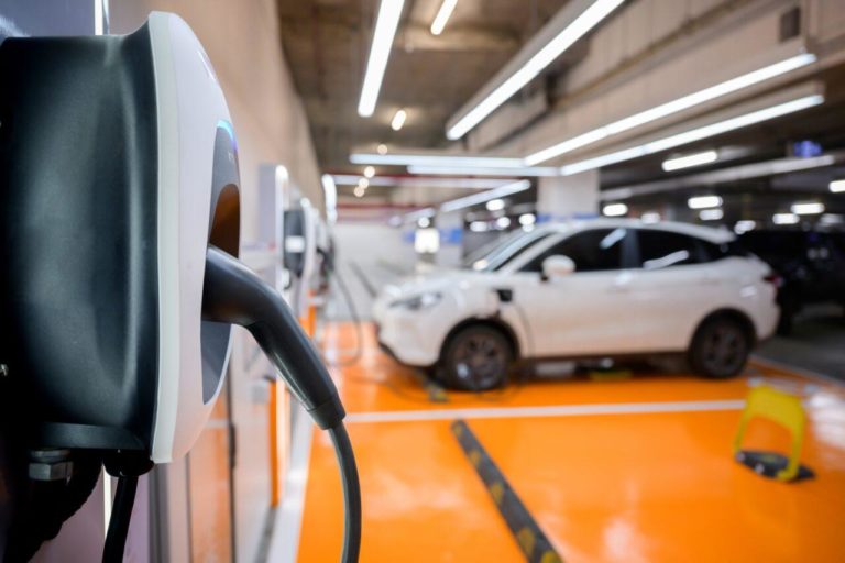 Auto elettriche in ricarica nel parcheggio e1709207853697.jpg