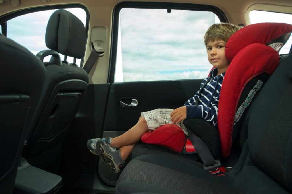 Bimbo allacciato nel seggiolino auto e1718643116723.jpg