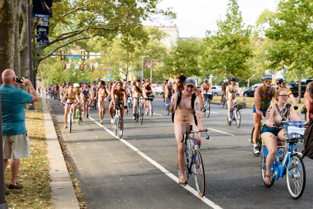 Ciclisti nudi.jpg
