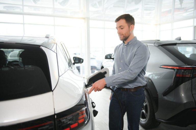 Cliente prova a ricaricare auto elettrica in concessionaria prima di comprarla e1718276570246.jpg