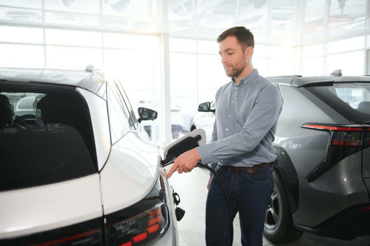 Cliente prova a ricaricare auto elettrica in concessionaria prima di comprarla e1718276570246.jpg