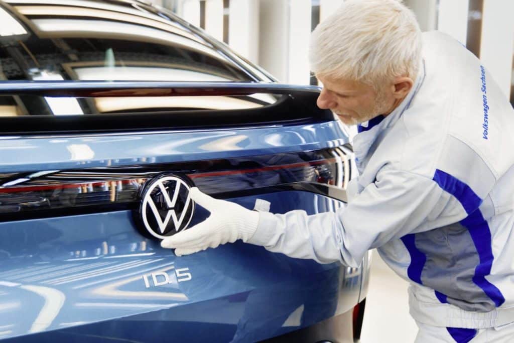 Dipendente nello Stabilimento di Produzione auto elettriche Volkswagen in Germania scaled e1718192132323.jpg