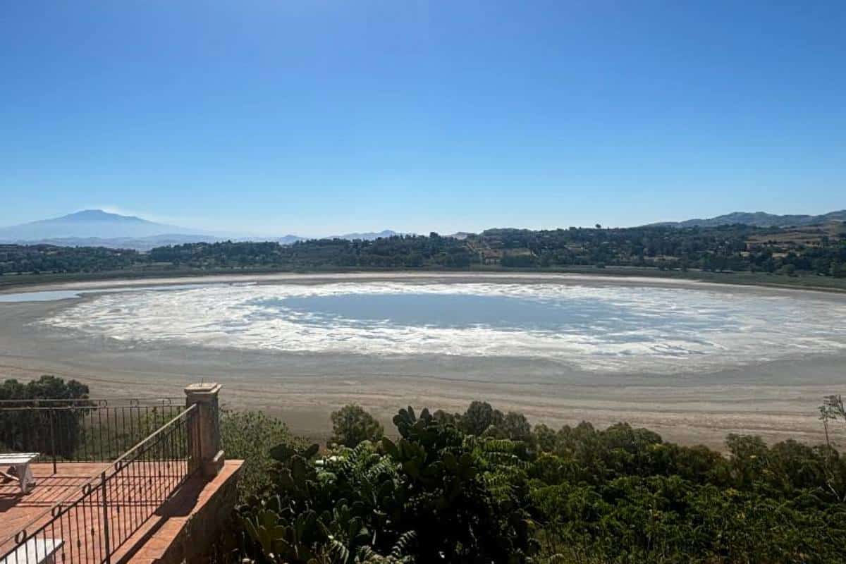 Il Lago di Pergusa in Sicilia è scomparso per colpa della siccità (nonostante gli appelli per salvarlo) 1 Lago di Pergusa.jpg