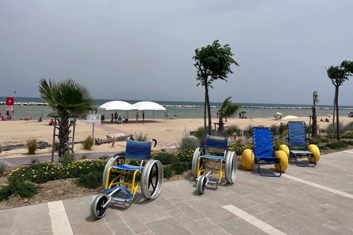Torna a San Salvo il servizio “Mare senza barriere” per permettere a tutt* di fare il bagno grazie alle sedie job 1 Mare senza barriere.jpg